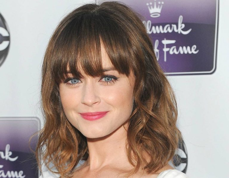 The Best Lip Color For Brunettes With Blue Eyes In 2023: Get Ready To Shine!