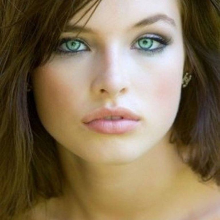 2023 Style Guide: The Most Flattering Lip Colors For Green Eyes And Brown Hair