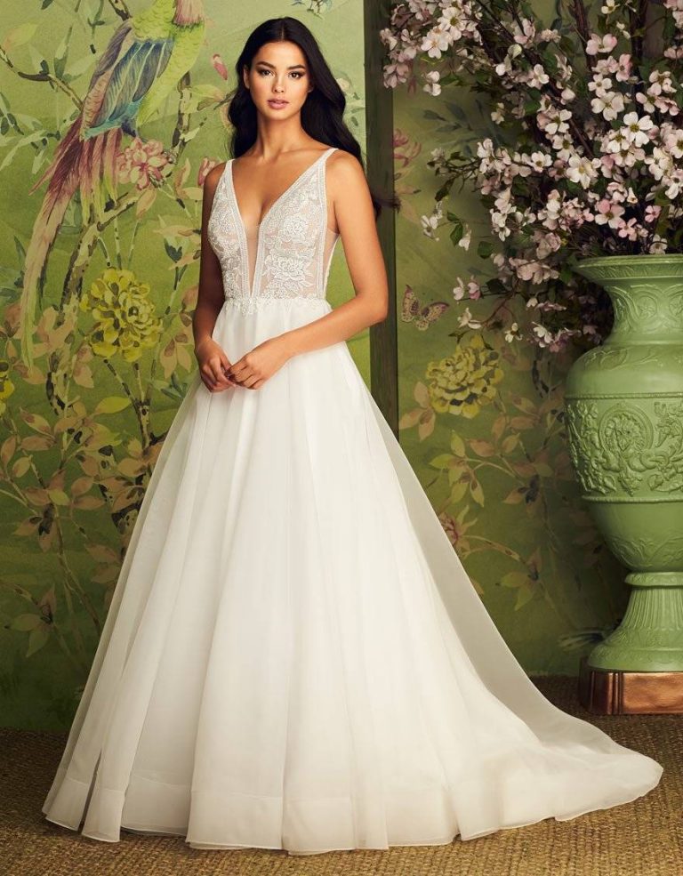 2023’S Top Wedding Dress Styles For Pear Shaped Brides