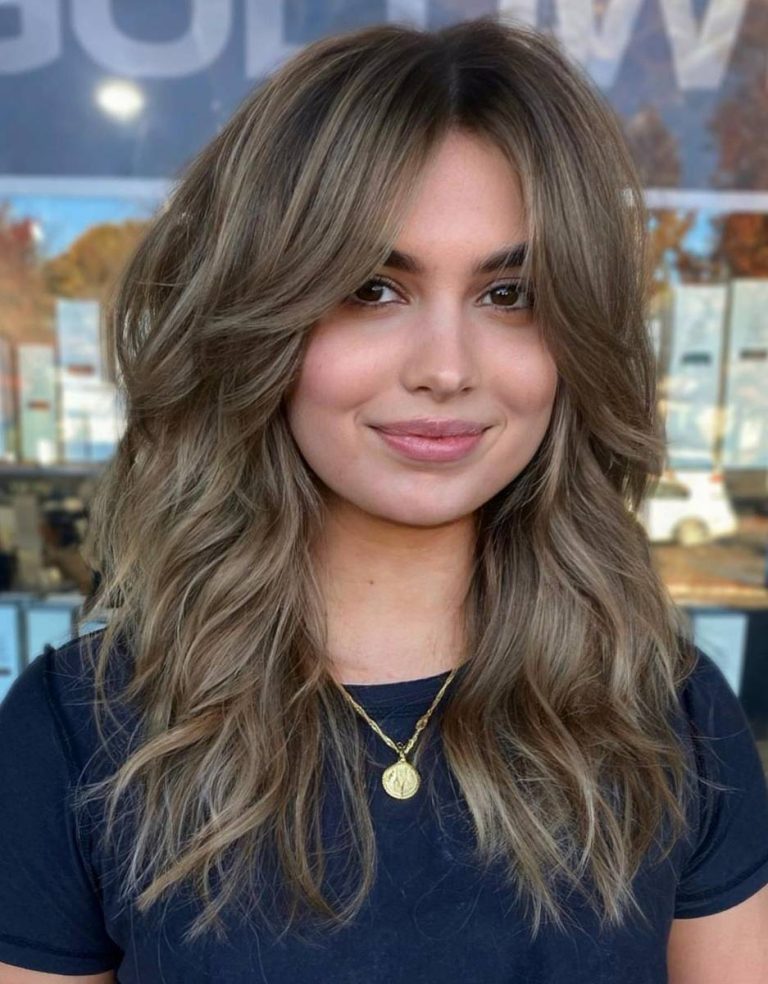 Ultimate Guide: Top 10 Flattering Haircuts For Round Faces In 2023