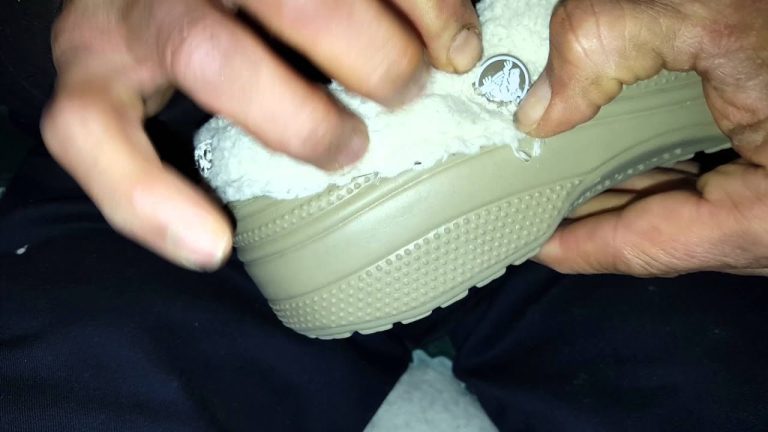 Effortlessly Remove Lining From Crocs: A Step-By-Step Guide